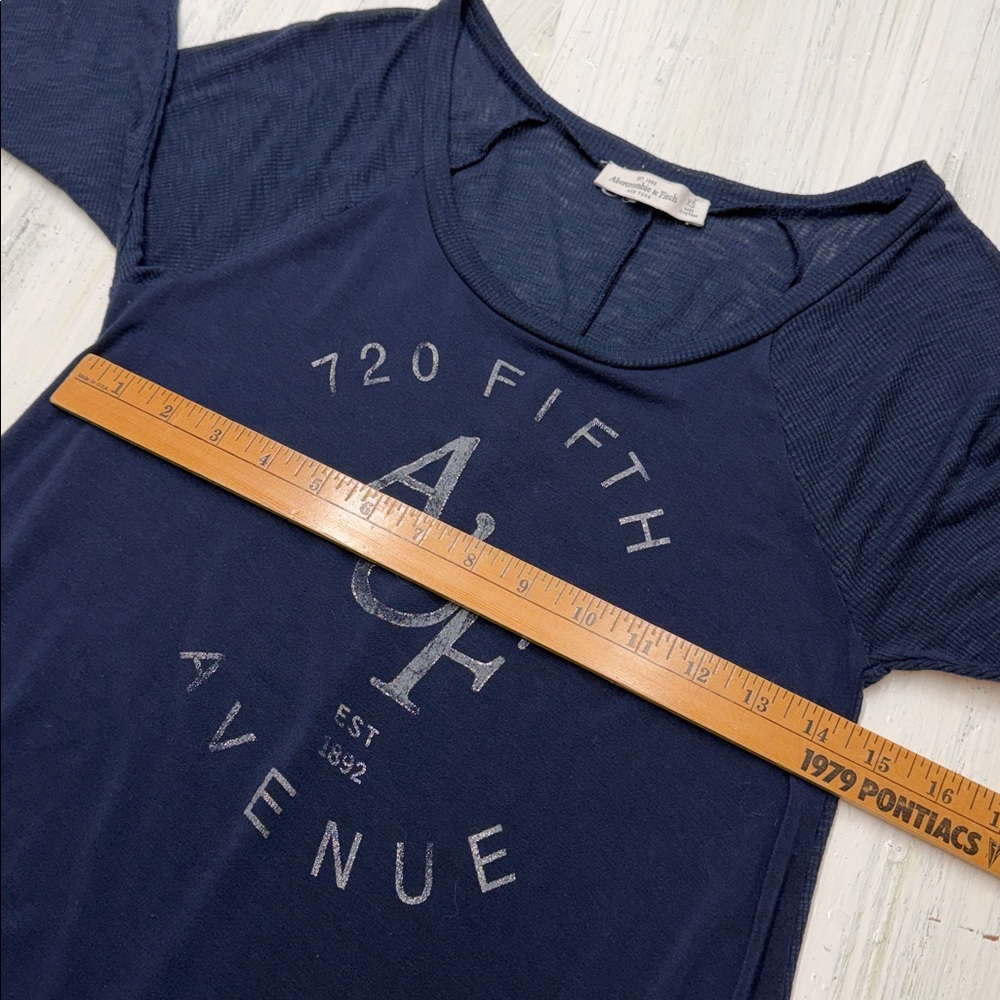 Abercrombie & Fitch Navy Blue Graphic High-Low Long Sleeve Top Sz XS - Picture 4 of 10